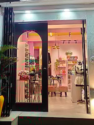 The entrance to Huckleberry Hangers